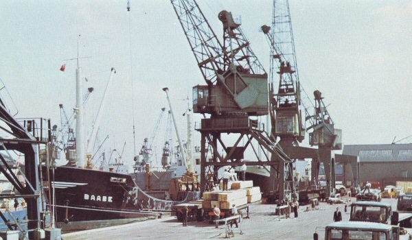 Discharging steel and packaged timber (1970s)