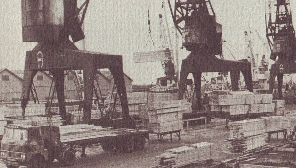 7½ ton quay cranes discharging Swedish timber to importers' vehicles and stillages (1970s)