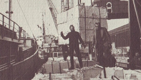 Discharging wood pulp overside direct to inland waterway transport (1970s)